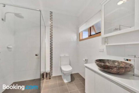 Mosss Place - New Castle Holiday 1