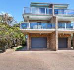 One Street from Main Beach - New Castle Holiday