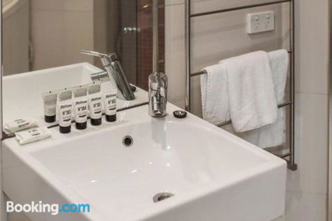 Heart Of Sandringham Apartment By Ready Set Host - New Castle Holiday 6