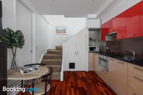 Heart Of Sandringham Apartment By Ready Set Host - New Castle Holiday 3