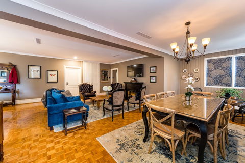Hedge House- Luxury Space Style Location - New Castle Holiday 3