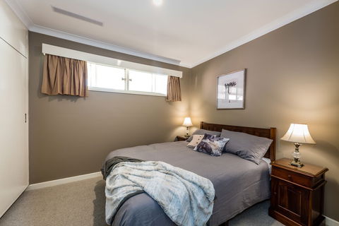 Hedge House- Luxury Space Style Location - New Castle Holiday 6
