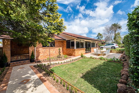 Hedge House- Luxury Space Style Location - New Castle Holiday 1
