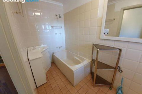 6 Lakeview Plaza - New Castle Holiday 6