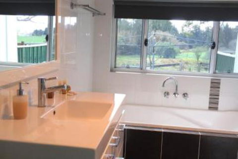 Old Schoolmasters Cottage On The Barrington River - New Castle Holiday 4