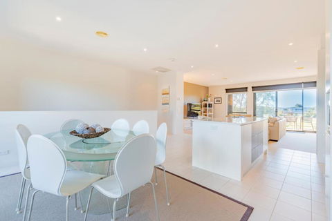 Stylish 3 Bedroom Condo - New Castle Holiday 1