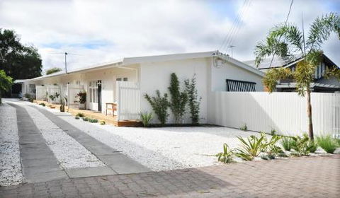 Pine At Arlos Refined Luxury In Glenelg - New Castle Holiday 6