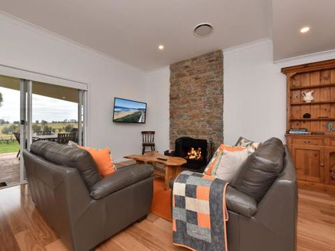 Kinloch Cottage Renovated To New On Daisy Hill Vineyard - New Castle Holiday 1