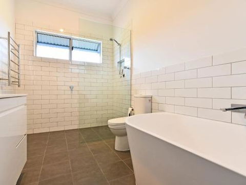 Kinloch Cottage Renovated To New On Daisy Hill Vineyard - New Castle Holiday 6