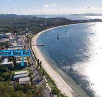 2 Shoal Towers 11 Shoal Bay Rd across the road to beautiful Shoal Bay Beach - New Castle Holiday