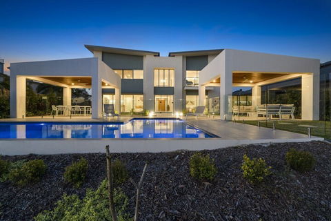 Luxury Canal Front Holiday House Raptor Pde Banksia Beach - New Castle Holiday 0