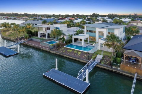 Luxury Canal Front Holiday House Raptor Pde Banksia Beach - New Castle Holiday 1
