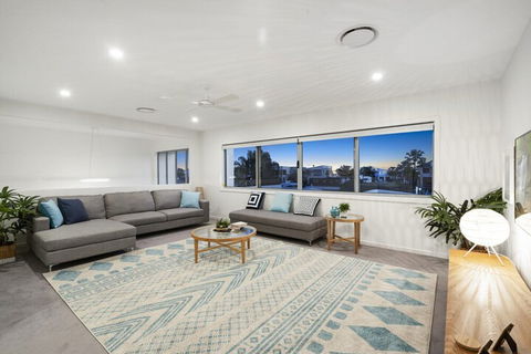 Luxury Canal Front Holiday House Raptor Pde Banksia Beach - New Castle Holiday 6