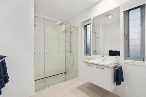 Luxury Canal Front Holiday House Raptor Pde Banksia Beach - New Castle Holiday 4