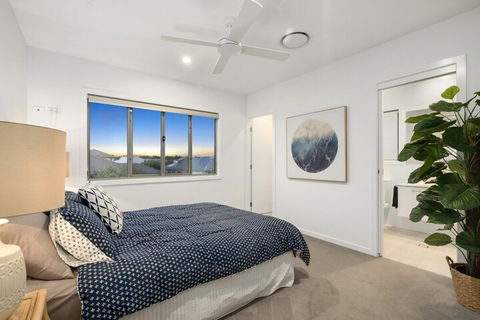 Luxury Canal Front Holiday House Raptor Pde Banksia Beach - New Castle Holiday 3