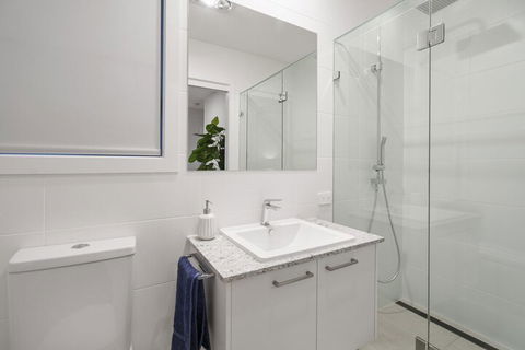 Luxury Canal Front Holiday House Raptor Pde Banksia Beach - New Castle Holiday 5