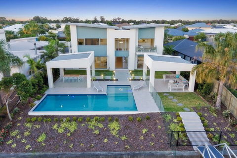 Luxury Canal Front Holiday House Raptor Pde Banksia Beach - New Castle Holiday 2