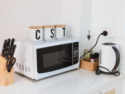 WHITE WAVES 4 ABSOLUTE BEACH FRONT STUDIO HASTINGS POINT - New Castle Holiday 4