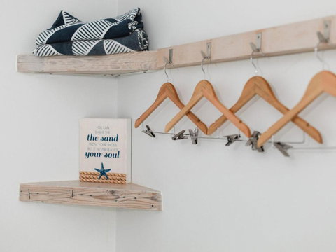 WHITE WAVES 4 ABSOLUTE BEACH FRONT STUDIO HASTINGS POINT - New Castle Holiday 5