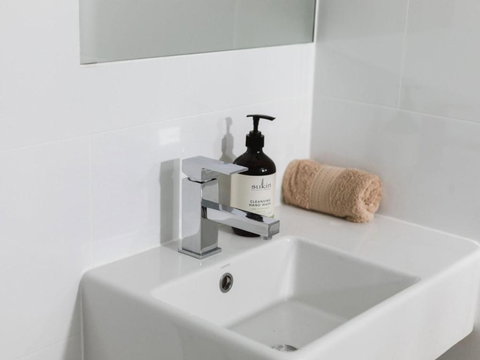 WHITE WAVES 4 ABSOLUTE BEACH FRONT STUDIO HASTINGS POINT - New Castle Holiday 2