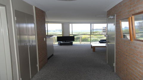 Seaspray Walk To The Beach! - New Castle Holiday 4