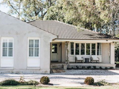 KIRRIEMUIR Burradoo Southern Highlands 4pm Check Out Sunday - New Castle Holiday 0