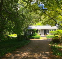 Mirriyindi Unique Berrima escape for 9 in the Southern Highlands 4pm check out Sundays - New Castle Holiday