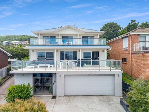 VIEWTOPIA Gerroa 4pm Check Out Sundays - New Castle Holiday 0