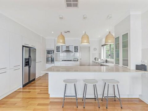 VIEWTOPIA Gerroa 4pm Check Out Sundays - New Castle Holiday 4