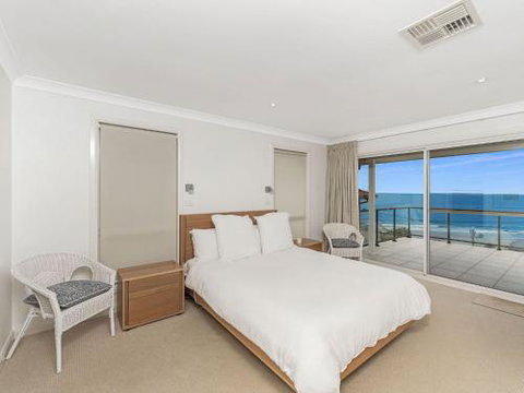 VIEWTOPIA Gerroa 4pm Check Out Sundays - New Castle Holiday 2