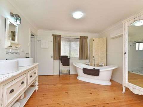 Olive Grove Villa 3 Suite With Large Bath - New Castle Holiday 6