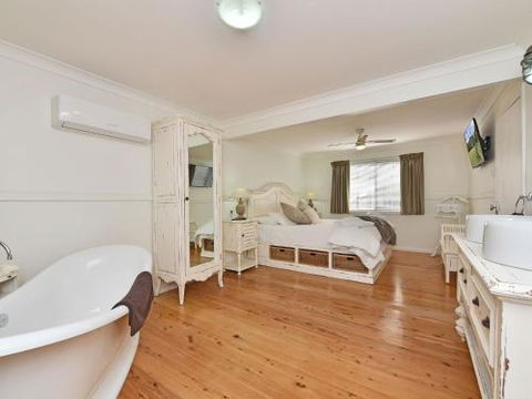 Olive Grove Villa 3 Suite With Large Bath - New Castle Holiday 2