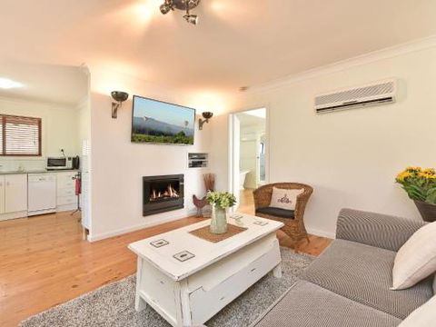 Olive Grove Villa 3 Suite With Large Bath - New Castle Holiday 1
