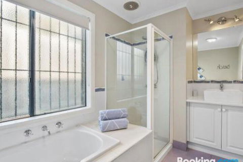Rye Poolside Escape - New Castle Holiday 1