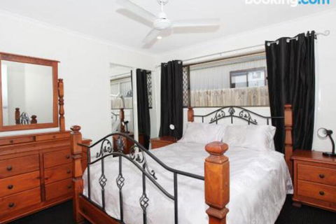 Schirrmann 56 Four Bedroom Home On Canal With Pool Pontoon Aircon & WiFi! - New Castle Holiday 2