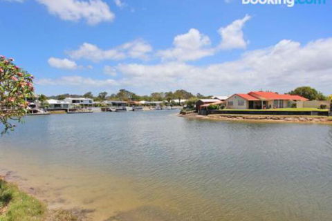 Schirrmann 56 Four Bedroom Home On Canal With Pool Pontoon Aircon & WiFi! - New Castle Holiday 3