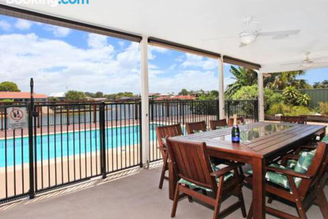 Schirrmann 56 Four Bedroom Home On Canal With Pool Pontoon Aircon & WiFi! - New Castle Holiday 1