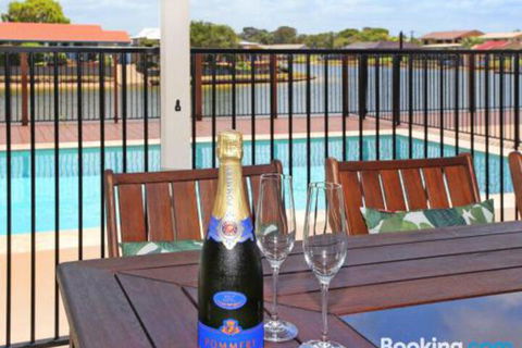 Schirrmann 56 Four Bedroom Home On Canal With Pool Pontoon Aircon & WiFi! - New Castle Holiday 5
