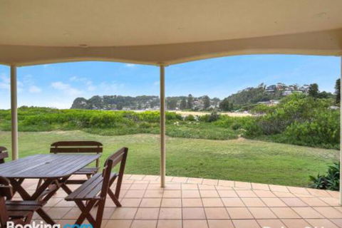 Beachfront Delight 14b Bareena Avenue - New Castle Holiday 6