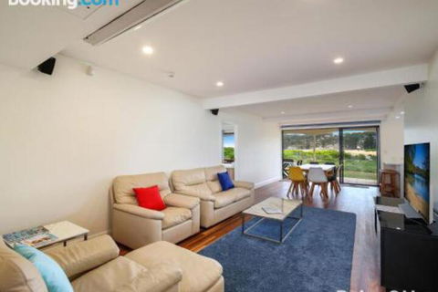 Beachfront Delight 14b Bareena Avenue - New Castle Holiday 3