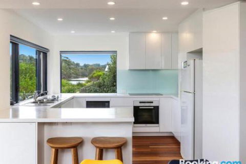 Beachfront Delight 14b Bareena Avenue - New Castle Holiday 4