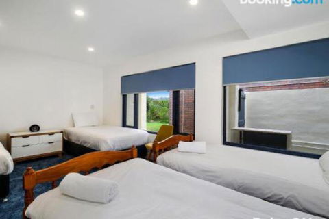 Beachfront Delight 14b Bareena Avenue - New Castle Holiday 5