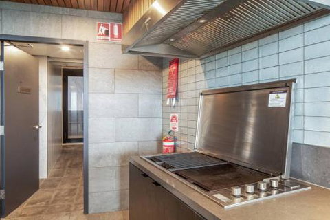 Spectacular City Views Pool & Free Parking - New Castle Holiday 5