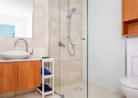 Spectacular City Views Pool & Free Parking - New Castle Holiday 4