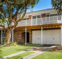 TREETOPS at WERRI BEACH Gerringong 4pm Check Out on Sundays - New Castle Holiday