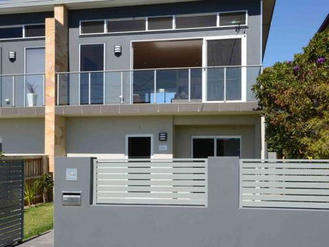 KIAMA SUNRISE Kiama & Surrounds 4pm Check Out Sundays - New Castle Holiday 0