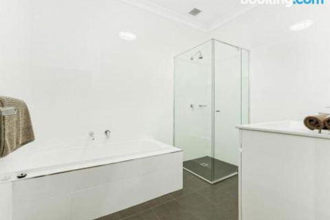 SURF BEACH DREAMS Kiama & Surrounds 4pm Check Out Sundays - New Castle Holiday 5
