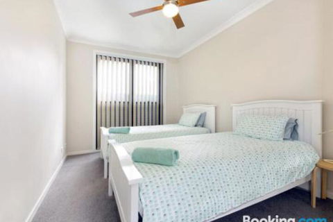 SURF BEACH DREAMS Kiama & Surrounds 4pm Check Out Sundays - New Castle Holiday 4