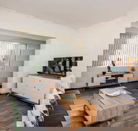 Stylish Apartment in Leafy South Perth - New Castle Holiday