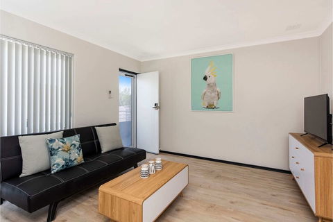 Executive 1BR Suite - Close To Foreshore & Cbd - New Castle Holiday 3